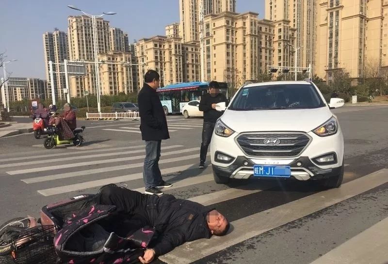 滁州南谯路与同乐路路口发生车祸,人躺地下闭着眼!