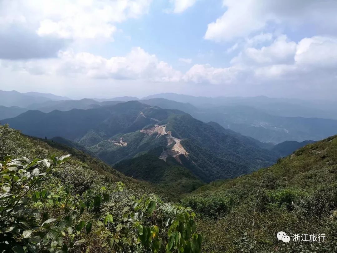 6米,为诸暨境内第一高峰,可平视东白峰,上有航空标志,是诸暨,东阳