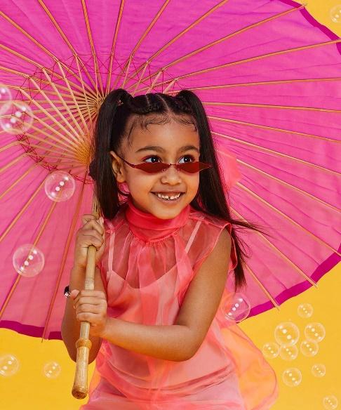 金卡戴珊女儿5岁首登杂志封面赢在起跑线,其妆