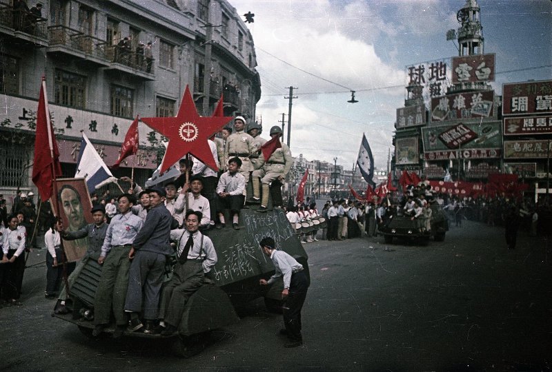 1949年上海人民打着红旗 喜迎解放