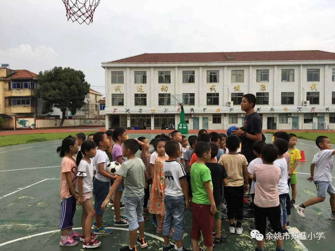 余姚郑巷小学李老师奋勇救火!之后悄然离开.