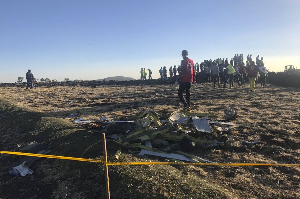 在埃塞俄比亚航空公司坠机事故现场,救援人员寻找着失事飞机的残骸.