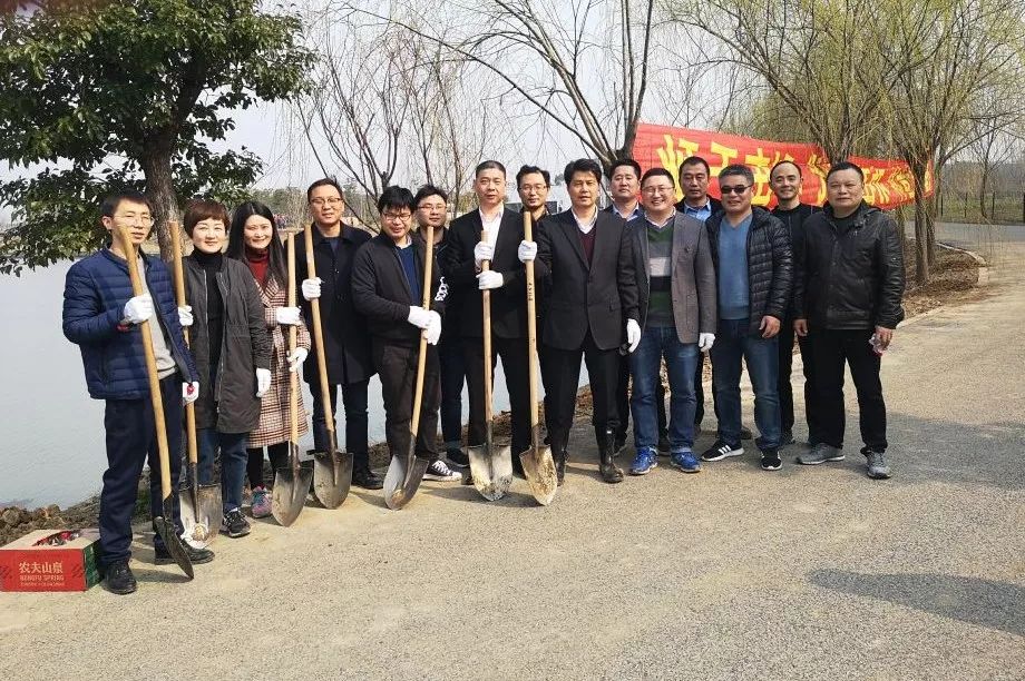 今天上午,市发展改革委的干部职工在主任,党组书记梅梓华的带领下