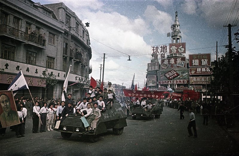 1949年上海人民打着红旗 喜迎解放