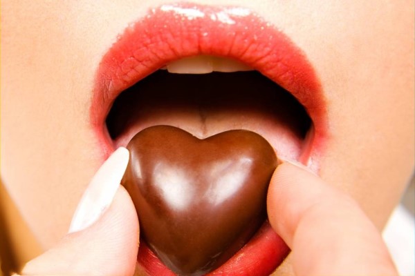 【哺乳期能吃巧克力吗】哺乳期吃巧克力对宝宝有什么影响_哺乳期吃巧克力的