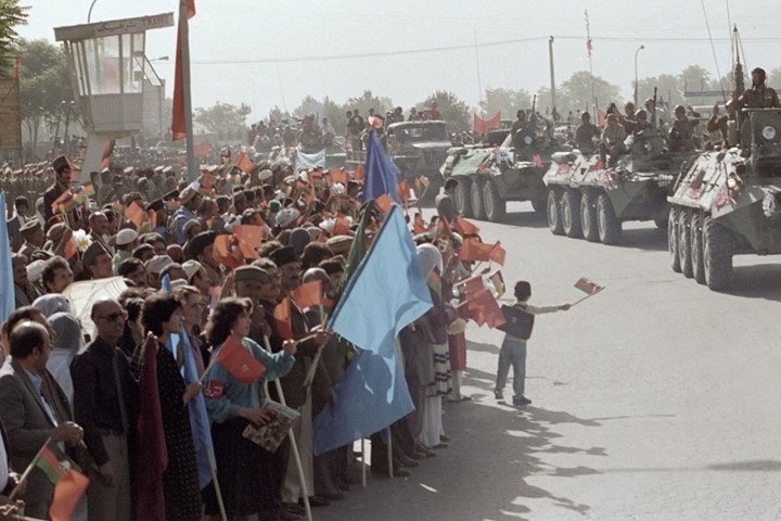 1988年苏联军队撤离阿富汗照片:民众夹道欢送,场景感人