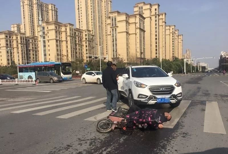 滁州南谯路与同乐路路口发生车祸,人躺地下闭着眼!