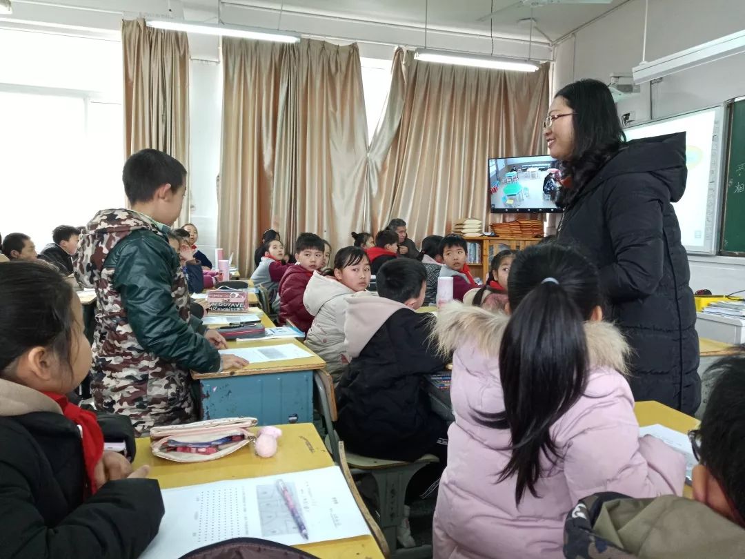 新鲜实验小学上课远在齐溪小学的学生可以同步听课互动