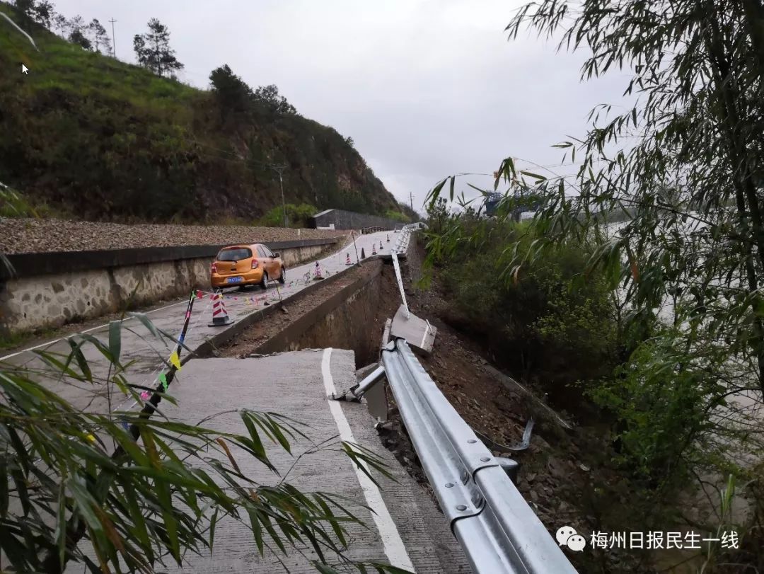 梅州连日大雨!223线附近一段路"断"了一半成"陷阱"?非常危险.