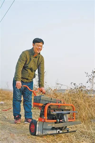 宝马娱乐在线电子游戏今日廊坊丨霸州80后农民研发除草机获国家专利！