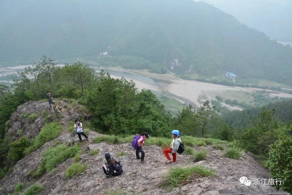 盟垟村也是属于大神仙居景区范围内,其实白刀岩是韦羌山的一座岩石山