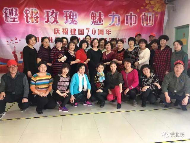 江南春色社区举办了趣味运动会,庆祝"三八"妇女节.