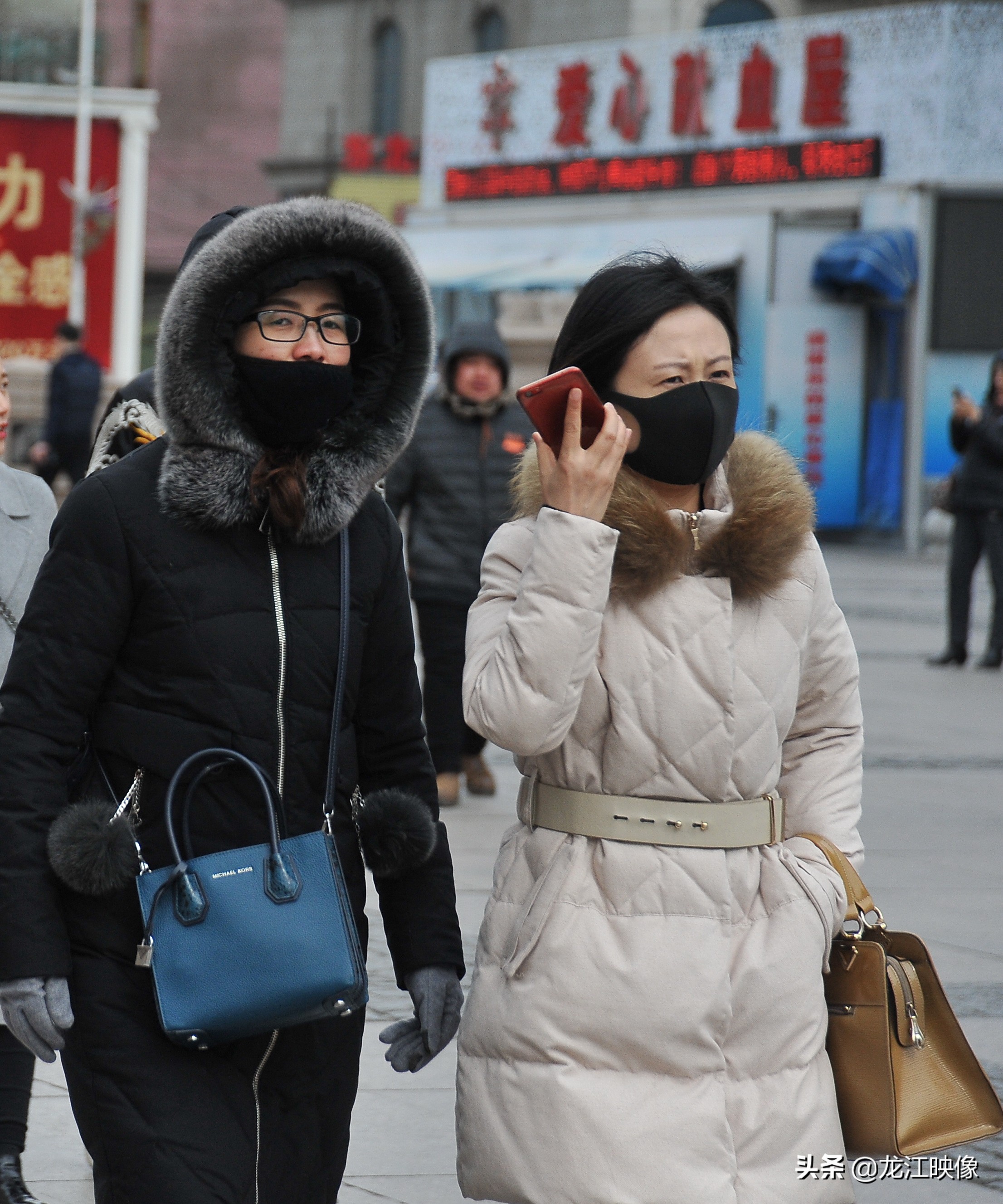 冰城降温近十度,凛冽寒风中人们穿上棉服还喊冷:咋又回冬天了