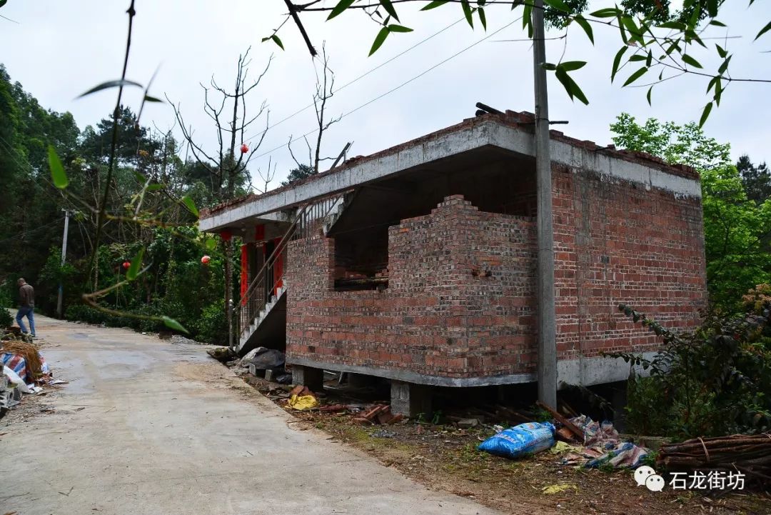 建在山顶上的村庄石龙镇新隆村潭俄屯