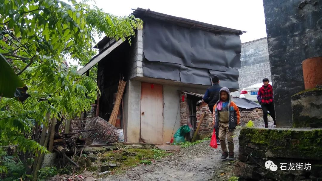 建在山顶上的村庄石龙镇新隆村潭俄屯