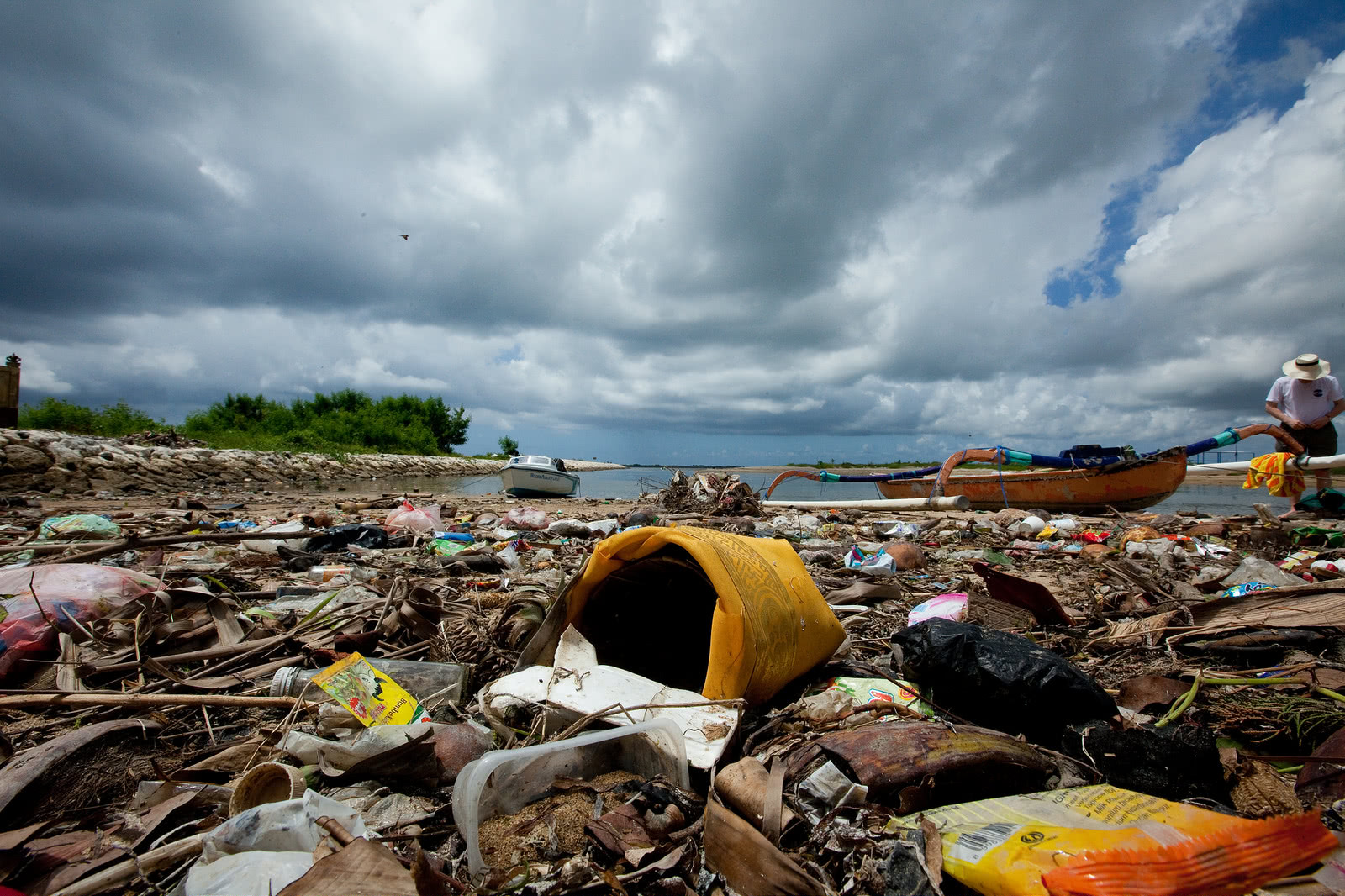 一群人从垃圾和塑料垃圾中清理海滩。印度尼西亚巴厘岛风景名胜免费下载_jpg格式_3051像素_编号41616710-千图网