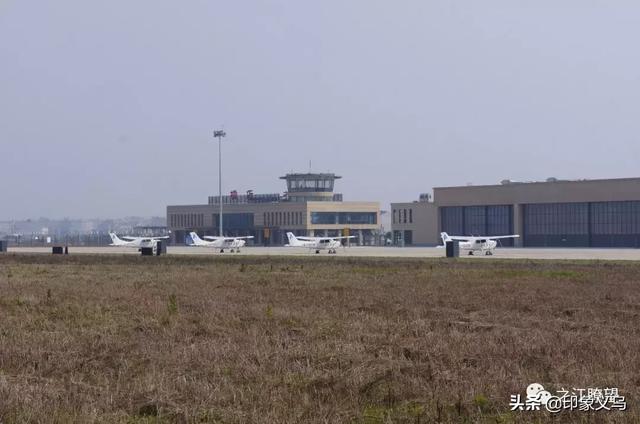 横店机场迎来中国首架由民企研发完全自主知识产权的通用飞机试飞