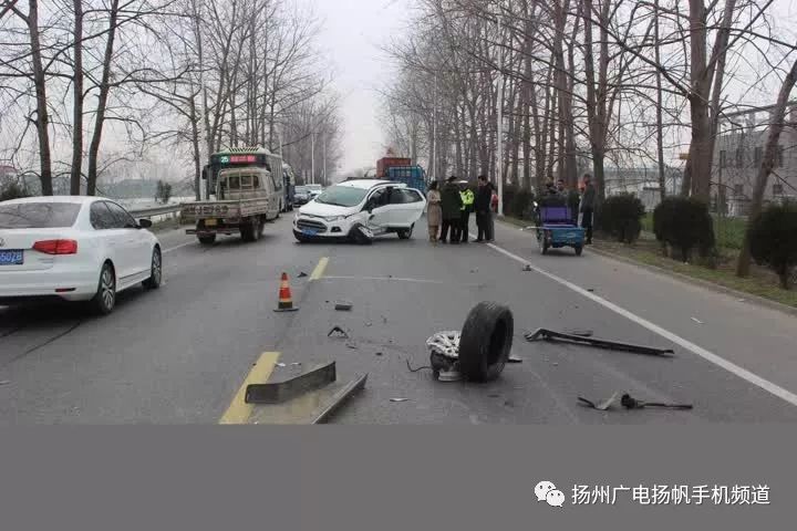 惊险!扬州两轿车猛烈相撞 ,其中一辆车旋转180度后