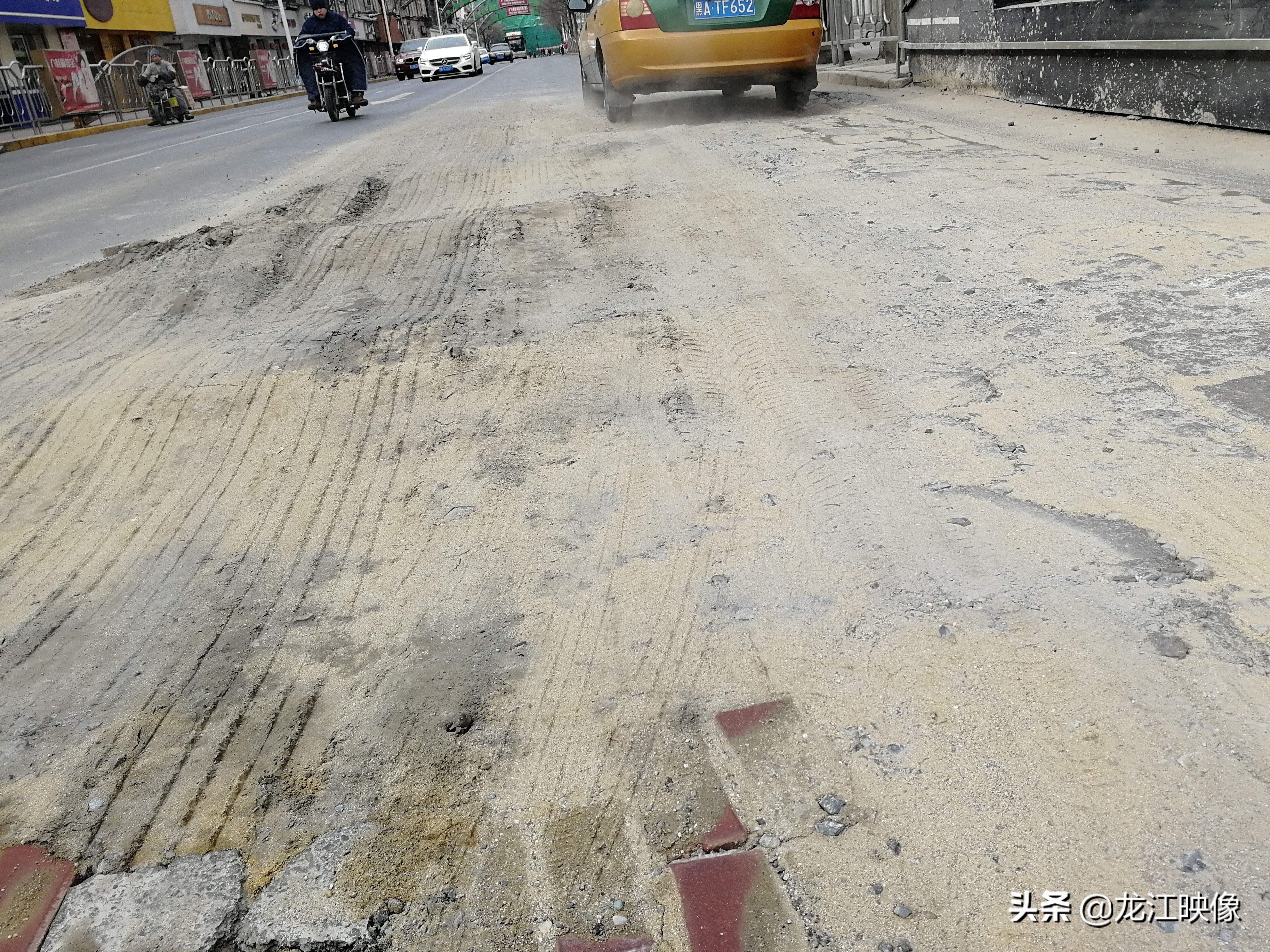 中央大街附近,这处破损路面"补丁加补丁,现在又翻浆成波浪形