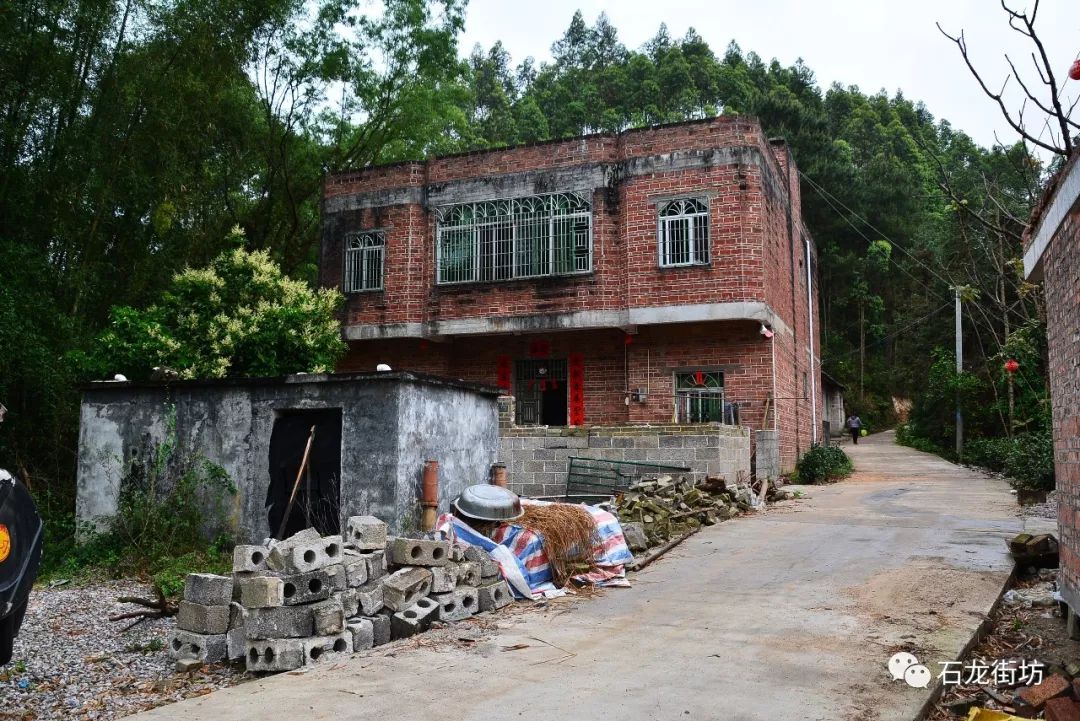 建在山顶上的村庄石龙镇新隆村潭俄屯