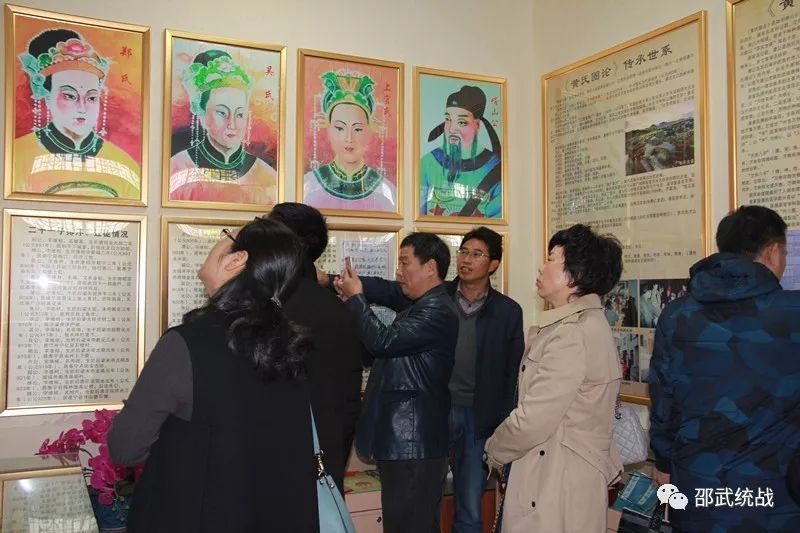 黄峭公及三位夫人像挂在黄家医圈展厅醒目位置,黄峭文化在云南传承