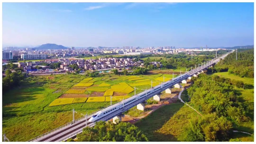 铁路沿途,田园风光旖旎 城市道路建设不断完善, 恩平大道档目 