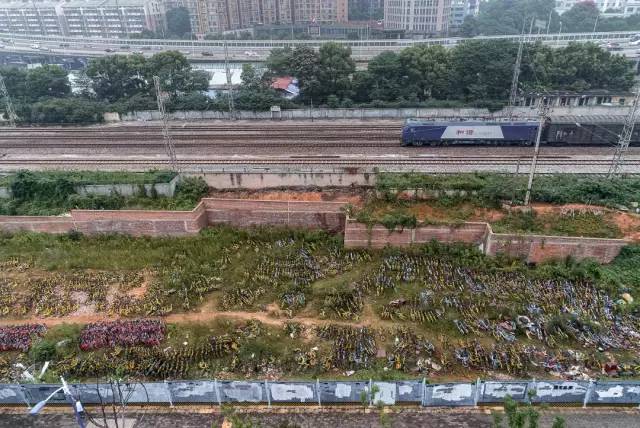 长沙天心 京广铁路大动脉边上的单车坟场,每隔几分钟就有一列火车轰隆