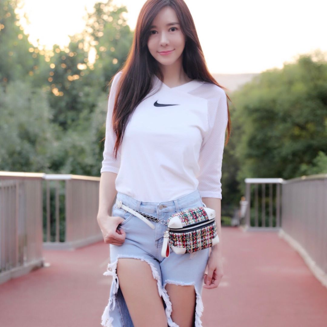 ins:中国小姐姐周韦彤,破洞牛仔裤配运动衫,青春有活力