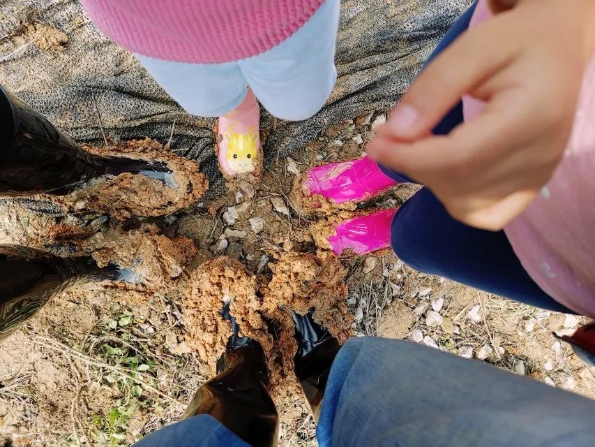 植树的过程道路泥泞,但孩子们却满脸兴奋,也许这水鞋上的泥土正是大