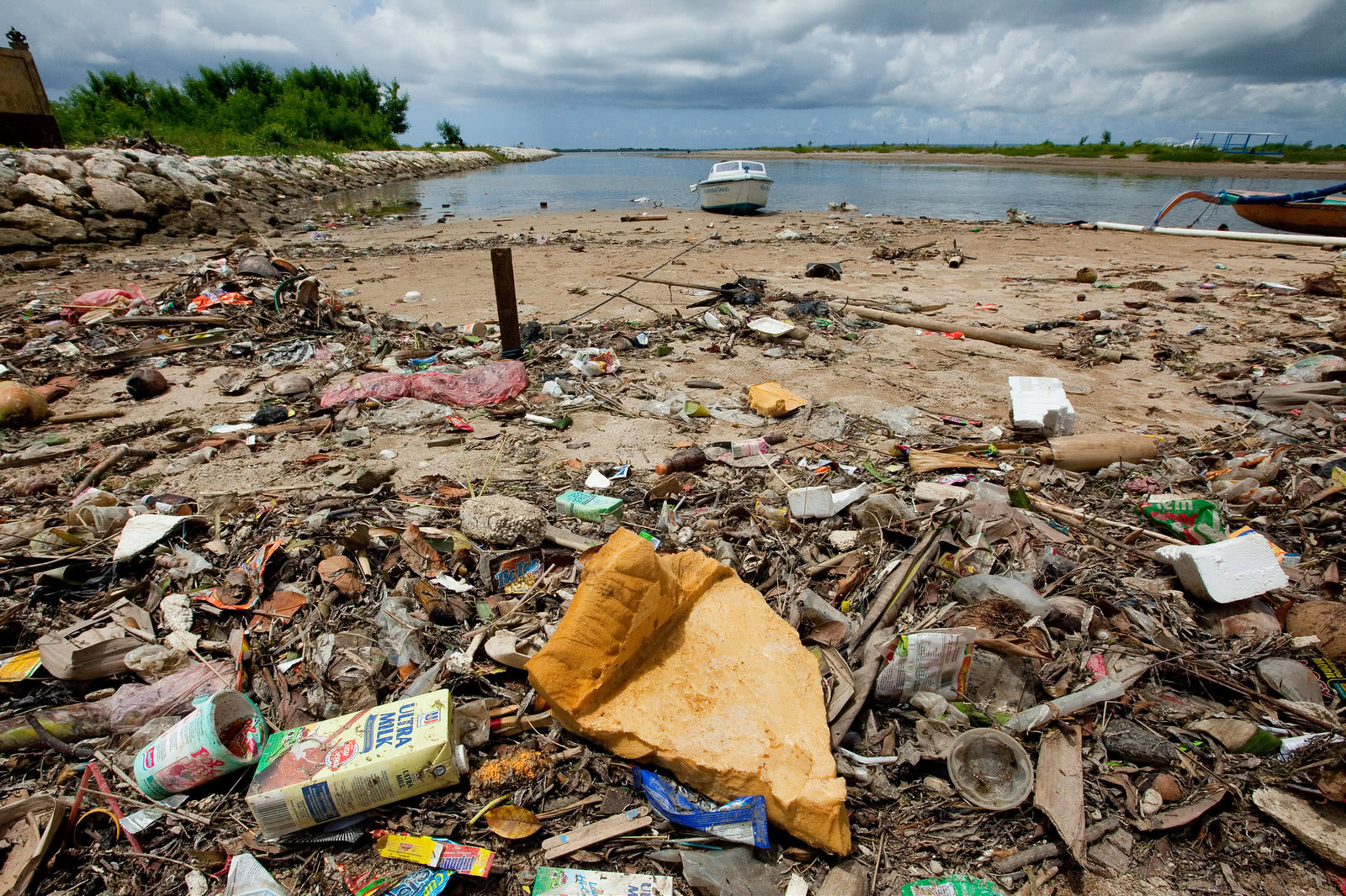 世界著名度假海岛，巴厘岛正被垃圾“吞噬”，游客：污染令人心痛_旅游