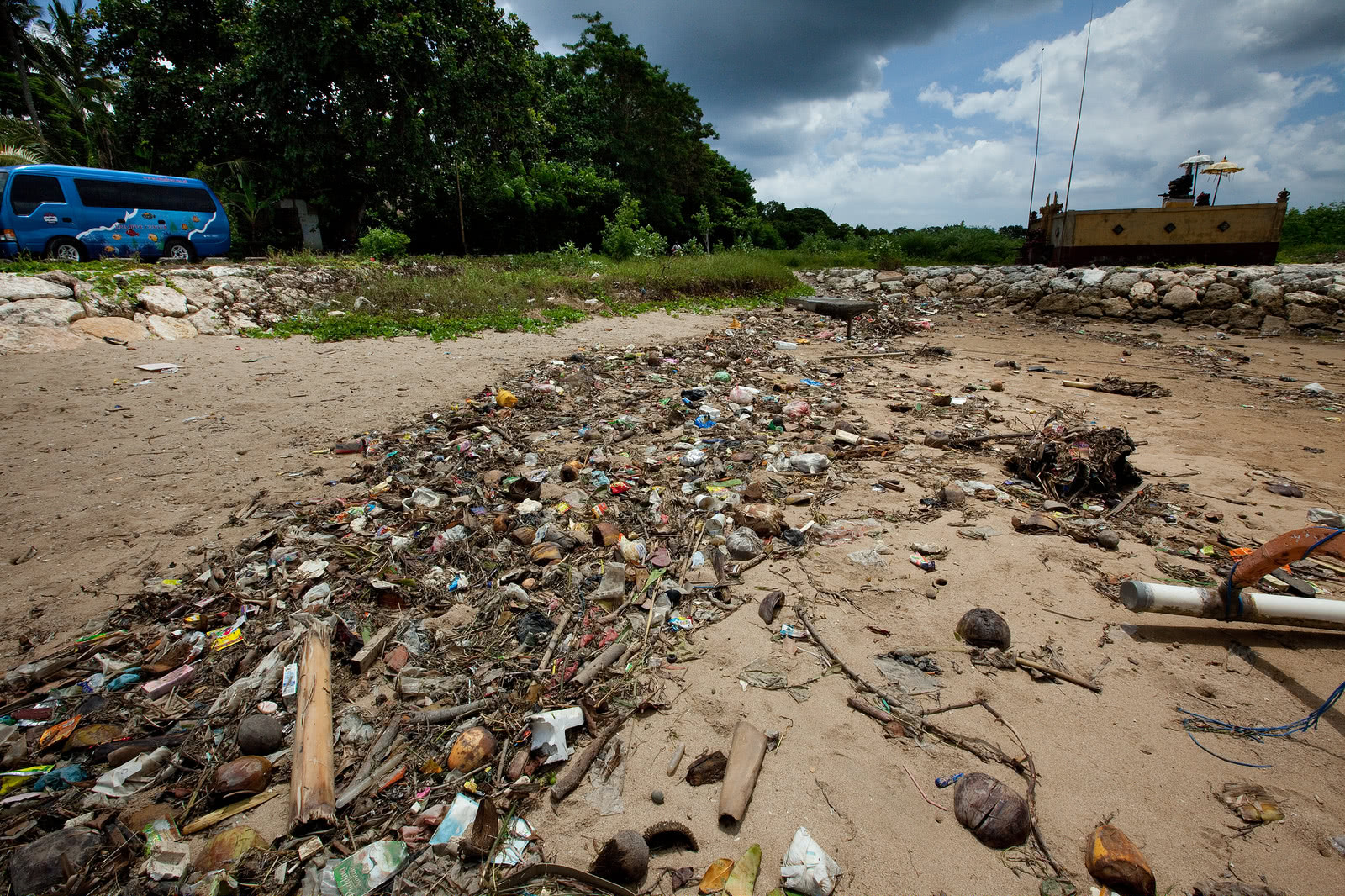世界著名度假海岛，巴厘岛正被垃圾“吞噬”，游客：污染令人心痛_旅游