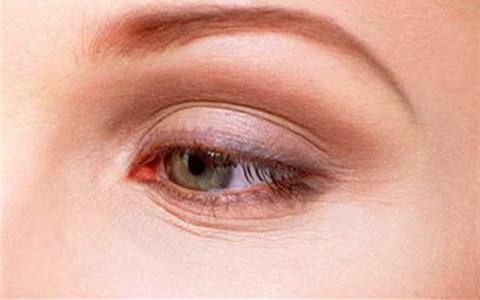 干纹/细纹 因为眼下皮肤相对于其他部位皮下组织更少,脆弱.