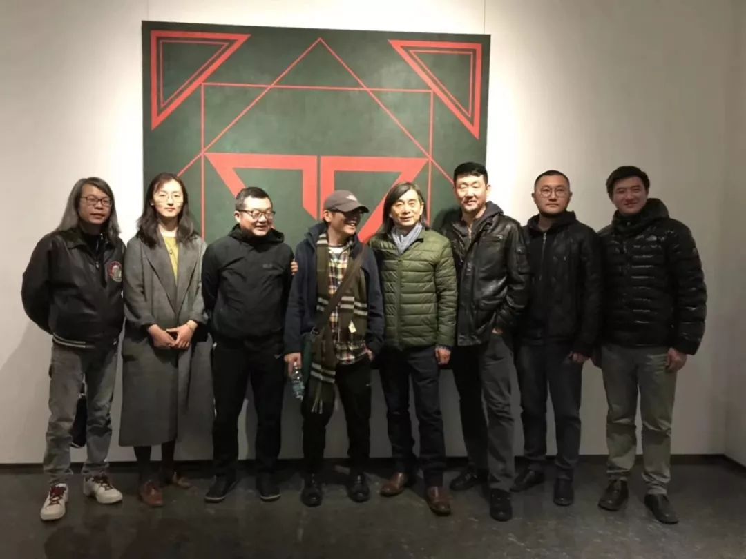 艺术家与嘉宾现场合影"自由绘画展览季"现场及媒体导览晚间聚会陈晗