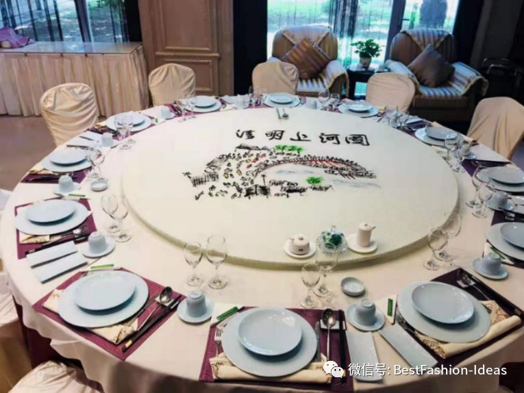 他用小米在宴会圆桌上描绘了世间百态!