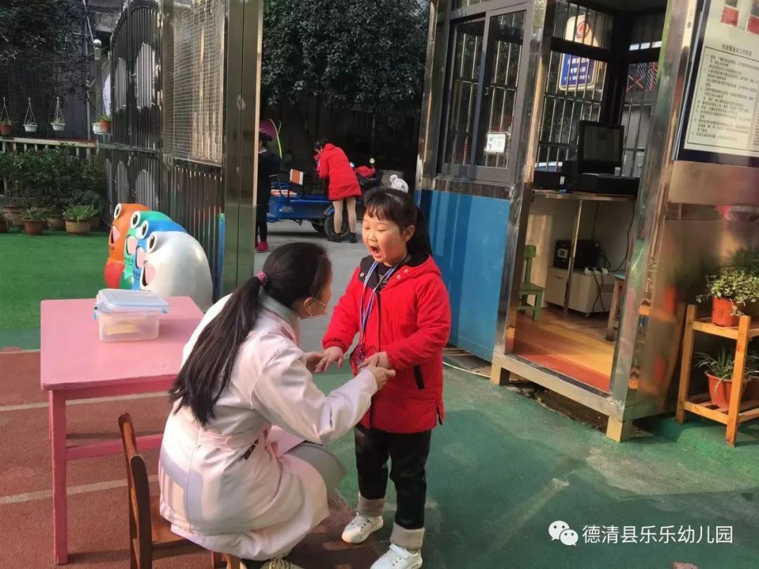 把好晨检关 (保健老师对每一位来园幼儿进行晨检) 晒被子 幼儿的健康