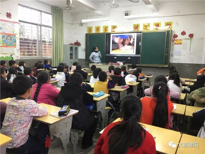 人人争当小雷锋建阳中小学广泛开展三关爱服务让雷锋精神薪