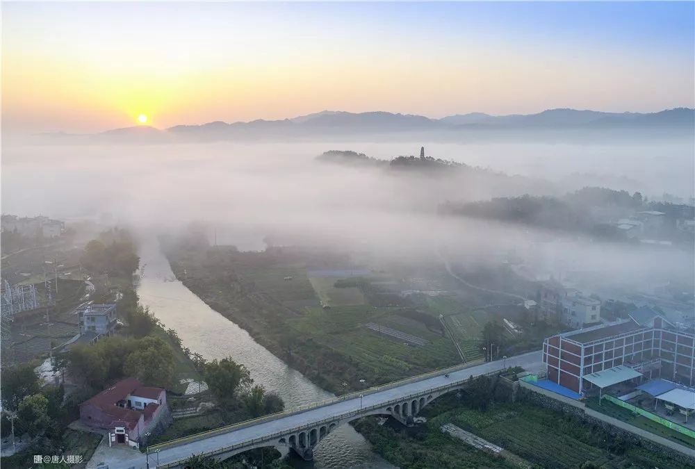 航拍晨雾中的武平中山古镇,实在是太美了!