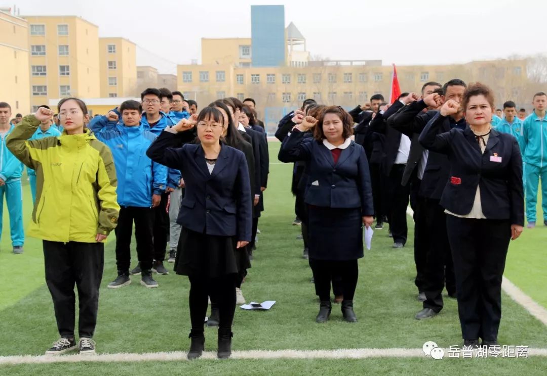 岳普湖县第二中学学生迪丽努尔·阿不都热西提说:"今天我们在学校