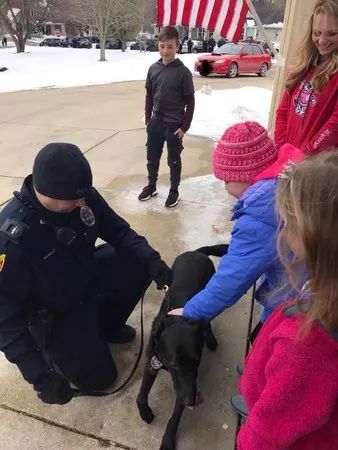 40只警犬悄咪咪的守在门口，只因为这个小女孩说她想看狗