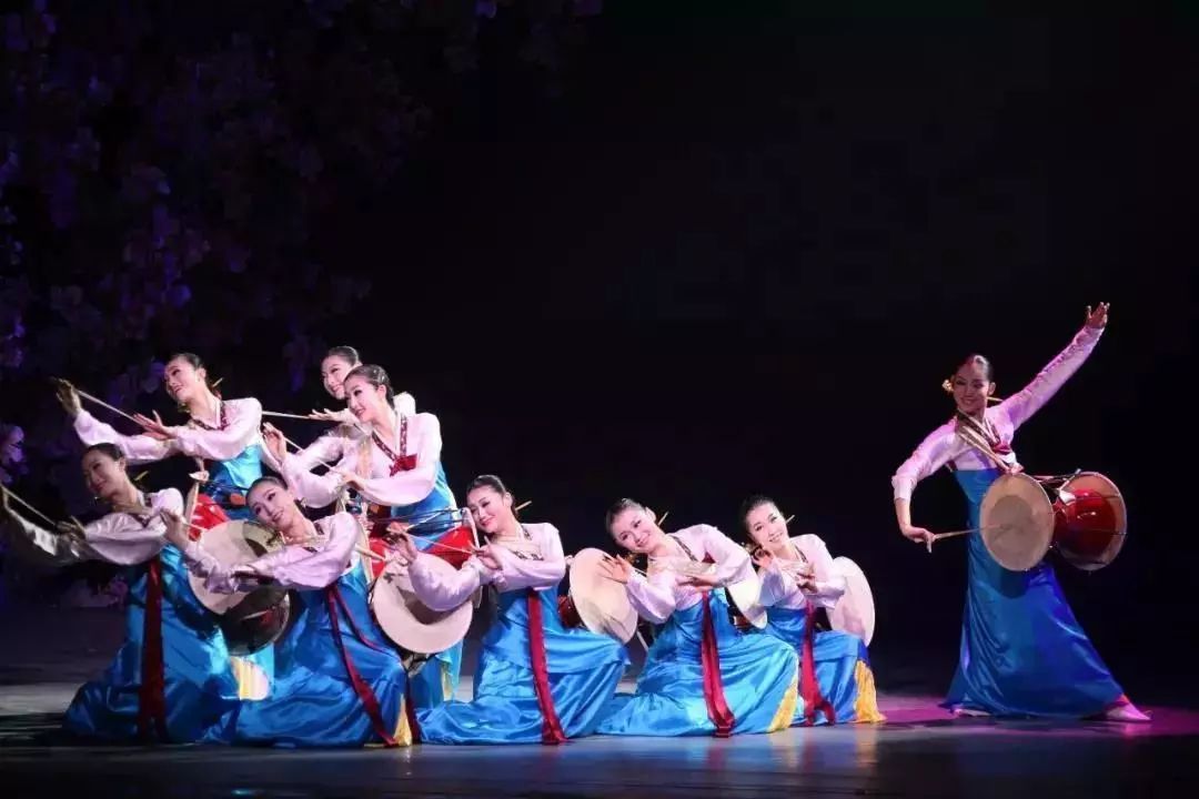 在观众的热烈 "返场"呼声下,在 "看一次不过瘾"的要求下,朝鲜族歌舞