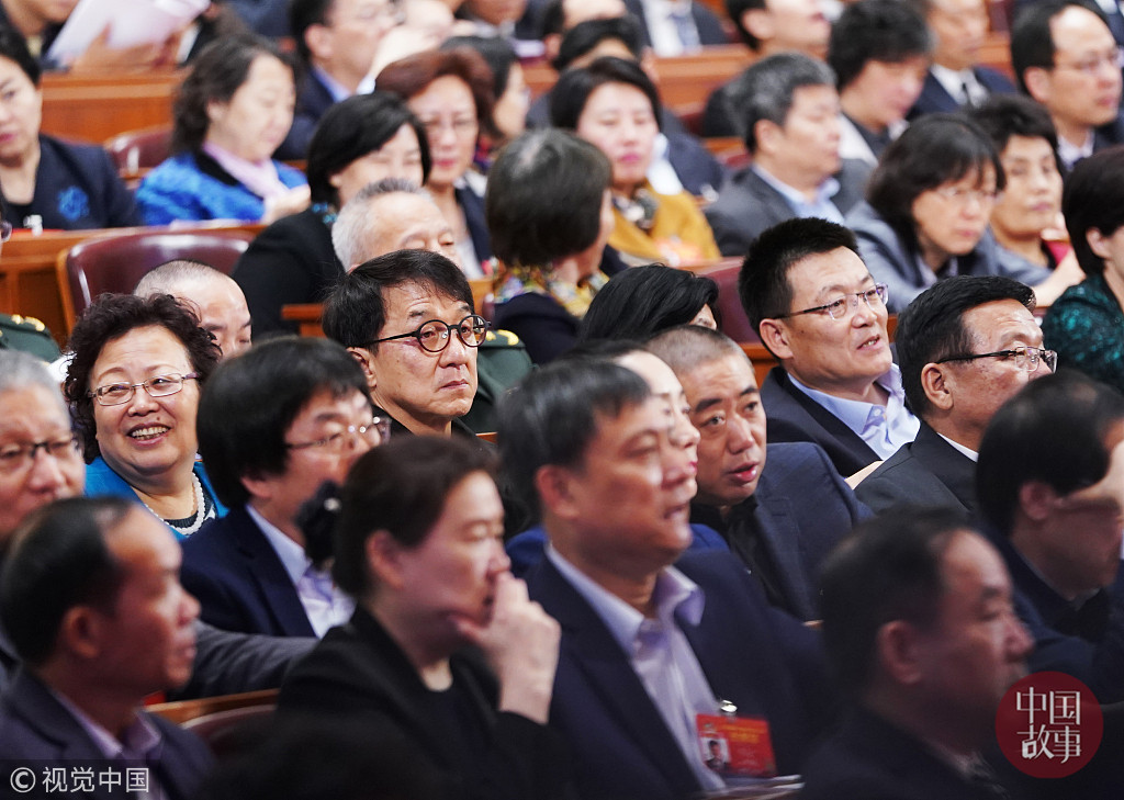 2019两会:成龙参加全国政协会议 一身黑色服装"老干部