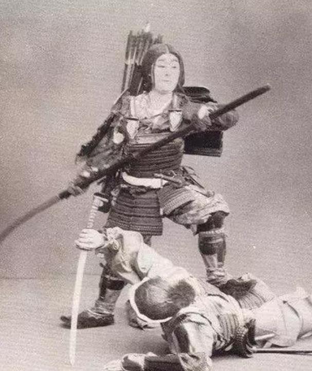 日本女武士:身穿盔甲,手拿武士刀,长相很美艳!