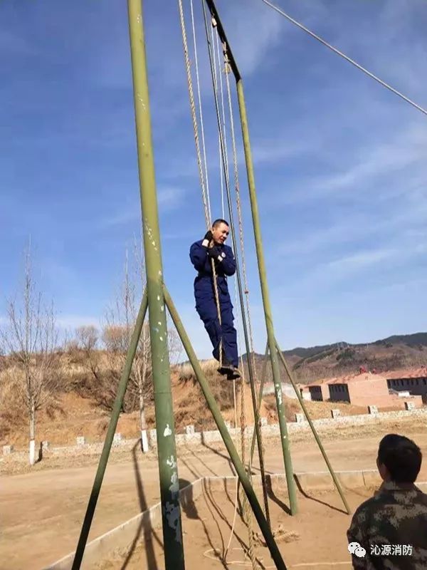 沁源县政府专职中队开展绳索攀爬训练
