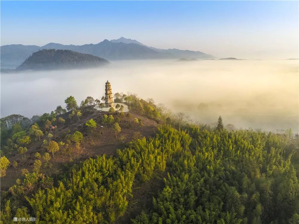 航拍晨雾中的武平中山古镇,实在是太美了!