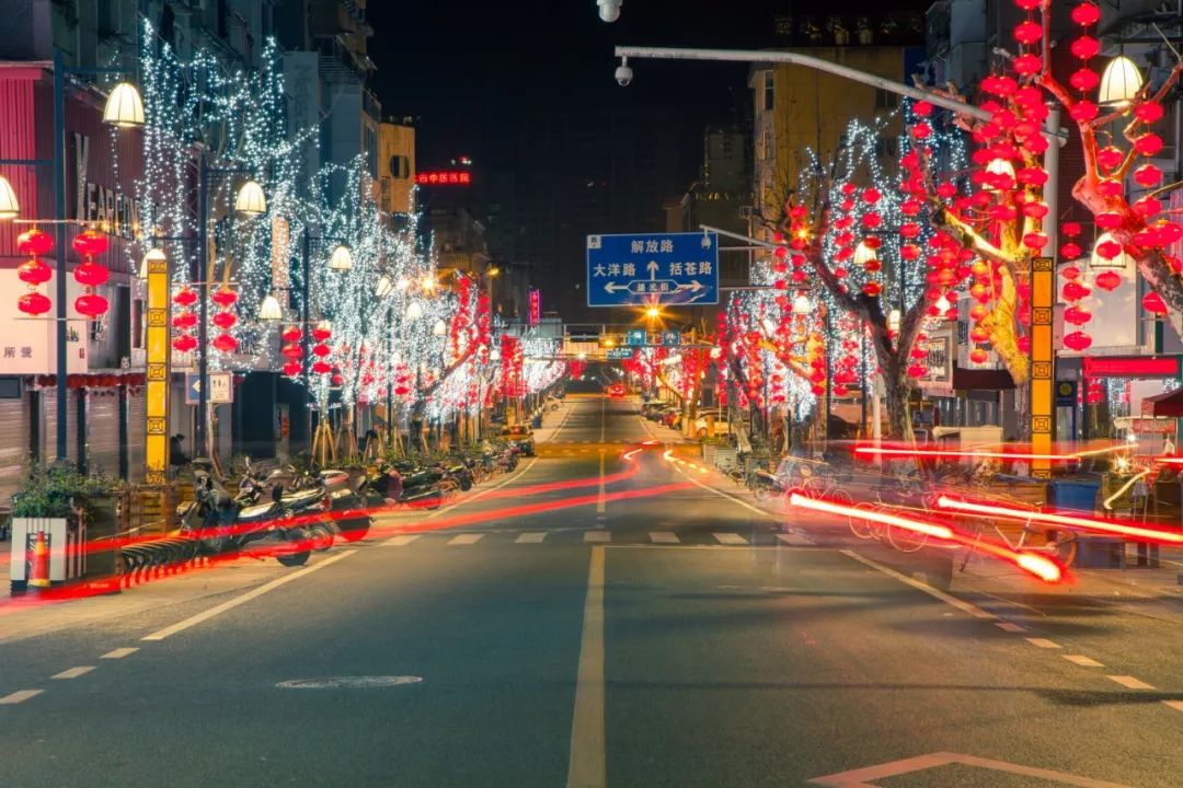 春节时期的丽水街道,灯笼比人热闹