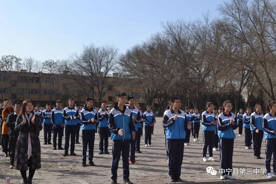 武警中卫支队三中队到中宁三中捐书助学