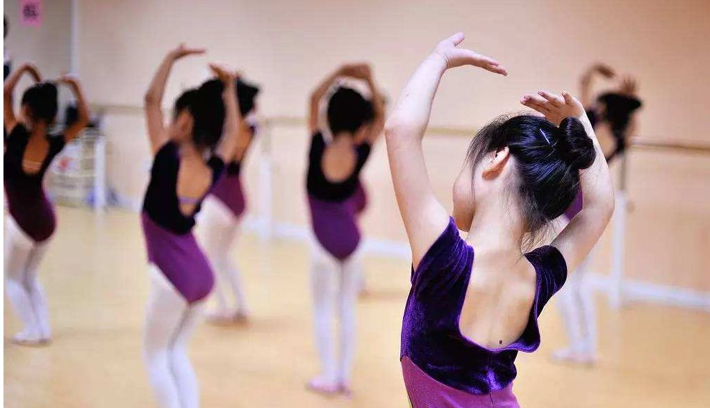 认真负责带好自己每一节舞蹈课 学生就是 端正态度通过舞蹈学习努力