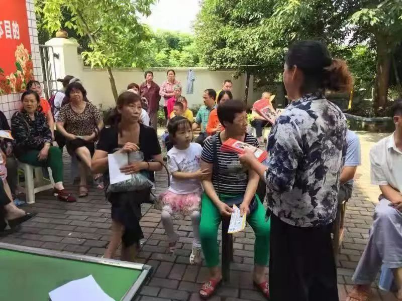 在重庆市南岸区迎龙镇,活跃着一群院坝长,大家都称他们为院长.