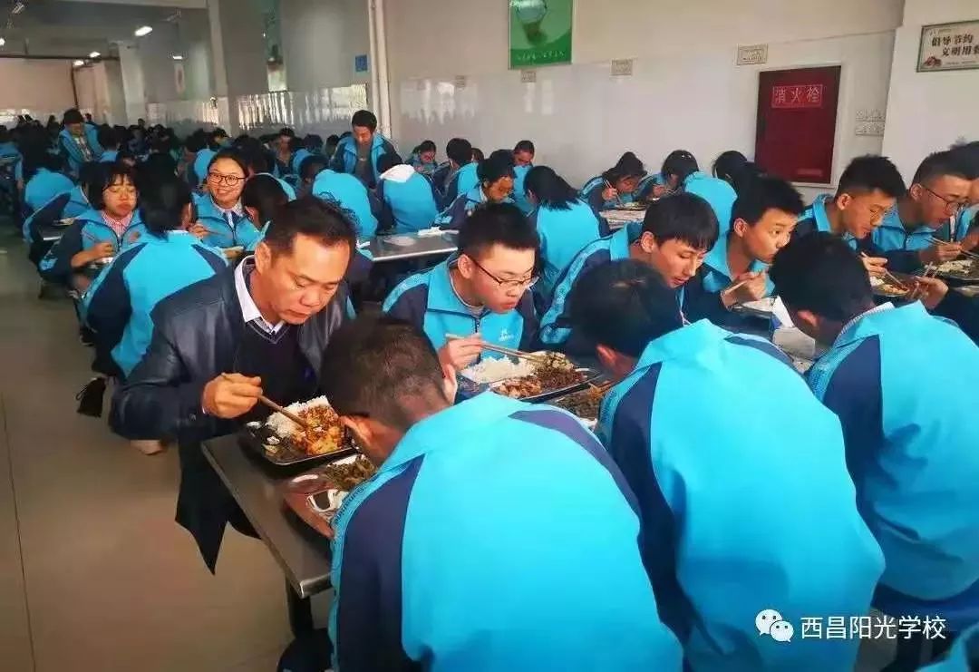 阳光学校:学校老师们每天在学校用餐,和学校同学吃同样的饭菜