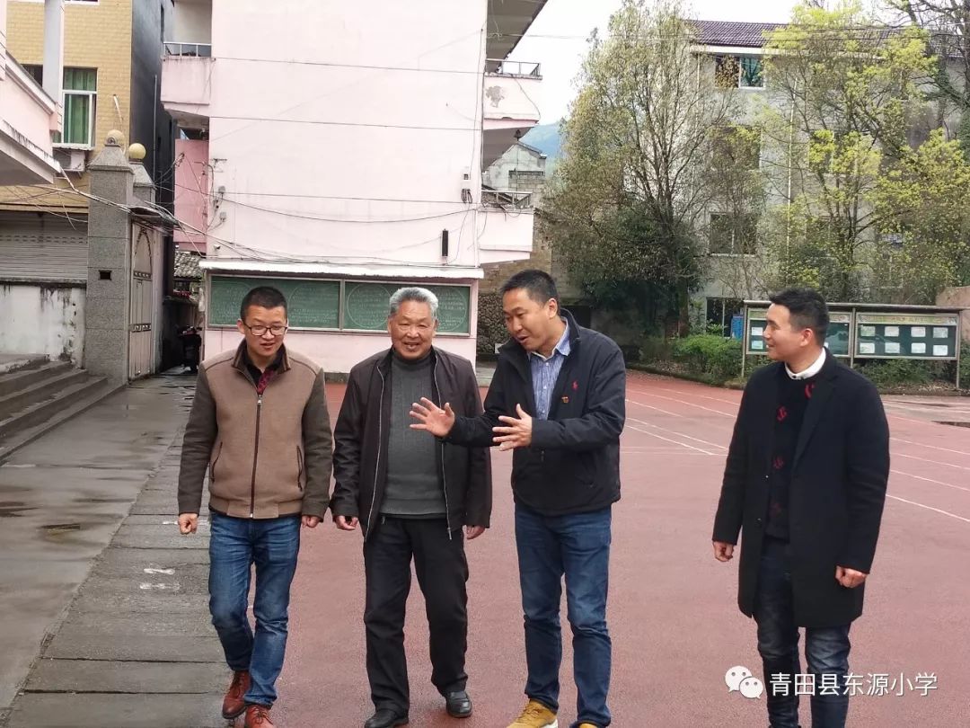 东源镇领导携乡贤助学红光分校贫困学子